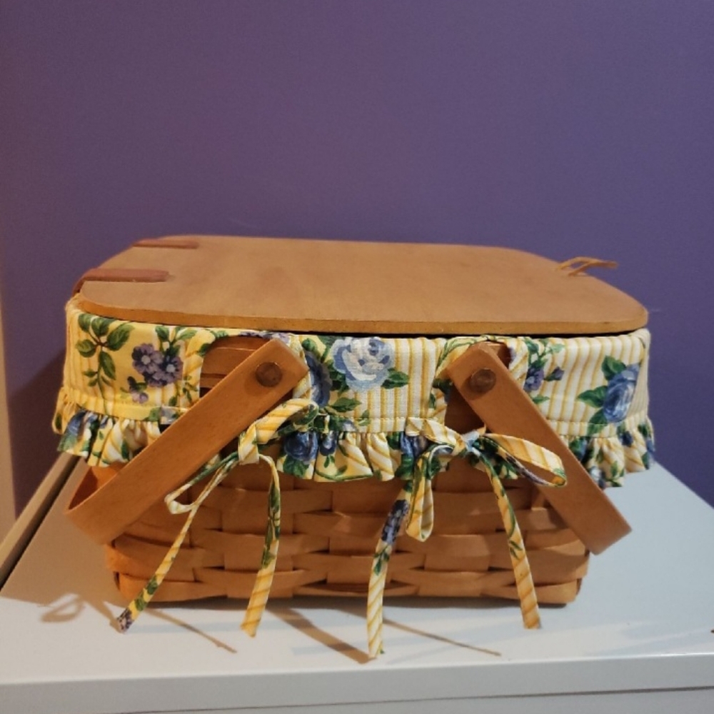 1995 Longaberger Picnic Basket w/Stand